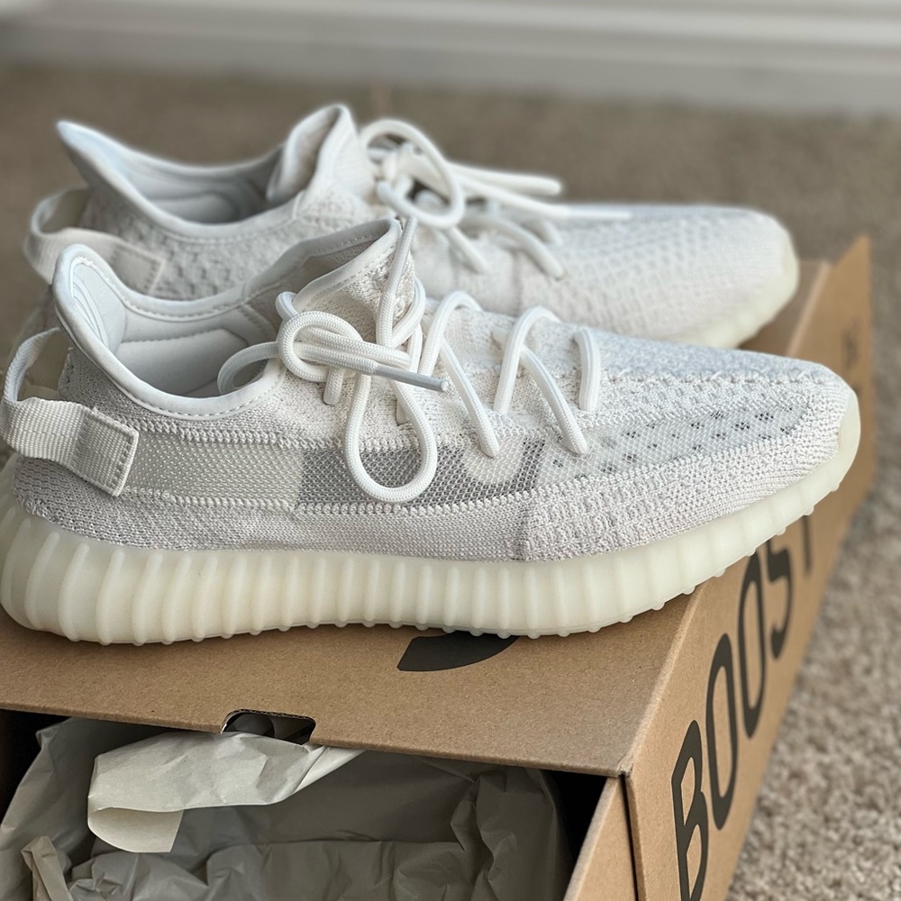 NWT Yeezy Boost 350 V2 Adidas Men Size 8.5 in Color ‘Bone’ (white)